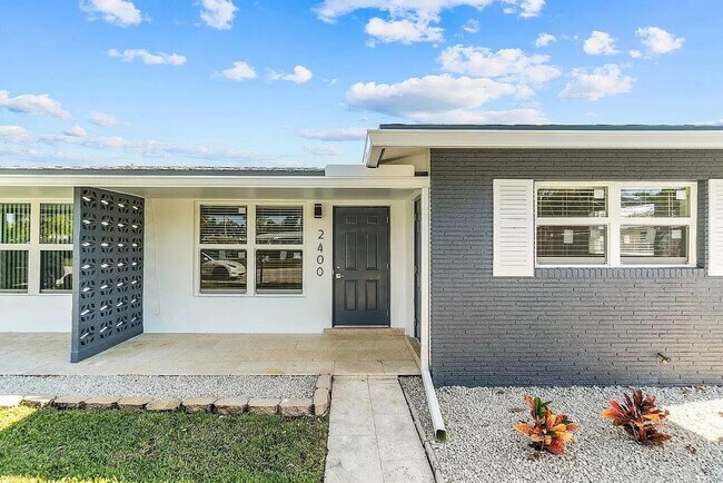 Primary Photo - 2400 NE 5th Ave