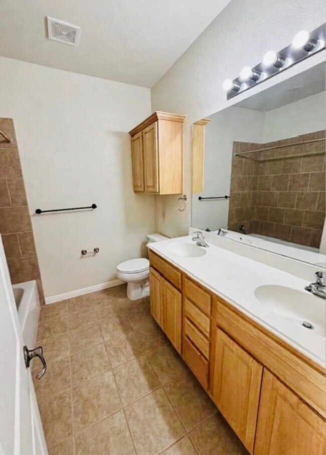 Building Photo - 1405 Delsie Dr