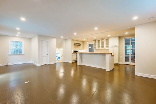 Building Photo - Classic Chevy Chase Charm in NW DC Availab...