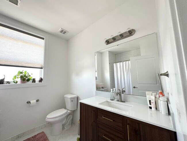 Building Photo - 1901 SUMMIT Ave