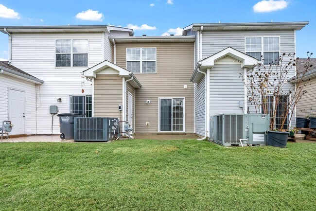 Building Photo - Large 2 Bedroom 2 1/2 Bath Dog Friendly Co...