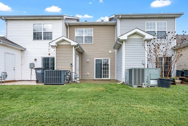 Building Photo - Large 2 Bedroom 2 1/2 Bath Dog Friendly Condo For Rent!