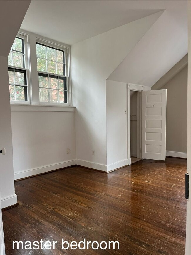 Building Photo - -- AVAILABLE SEPTEMBER 4TH -- 2 BR / 1 BA Beautiful Historic Carriage House on Monument Ave! Avai...