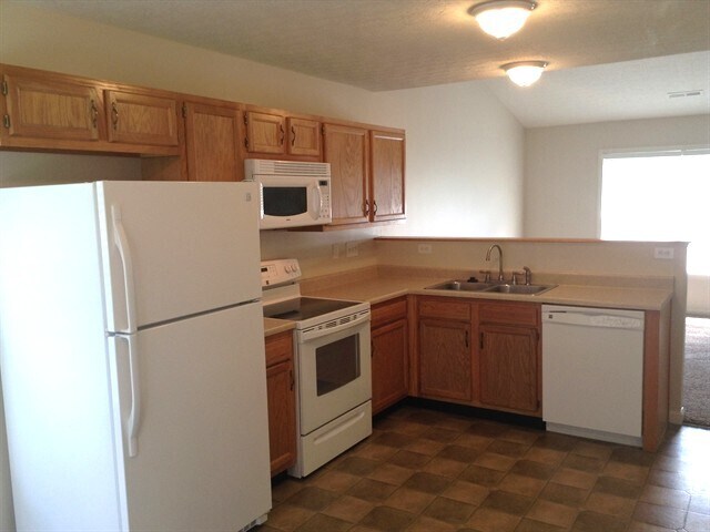Building Photo - 2027 River Birch Dr