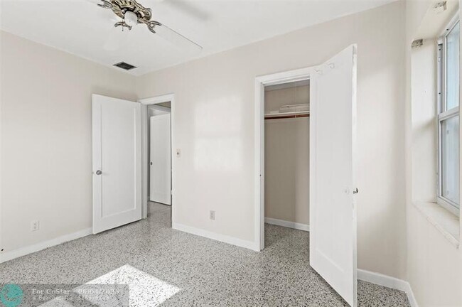 Building Photo - 939 Lytle St