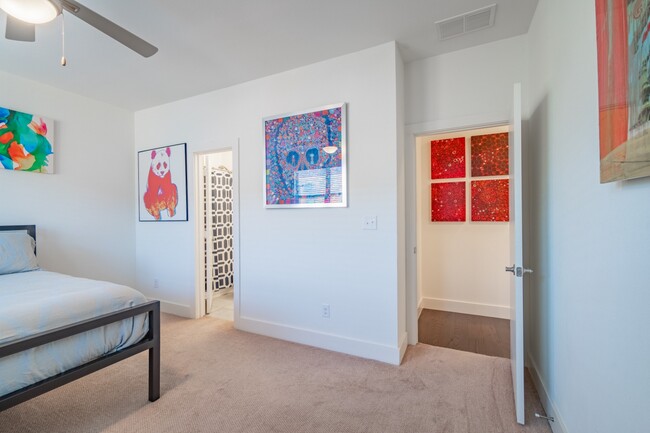 Building Photo - 2 Bed + Flex Room Option in East Dallas Townhome off Greenville Lakewood Neighborhood