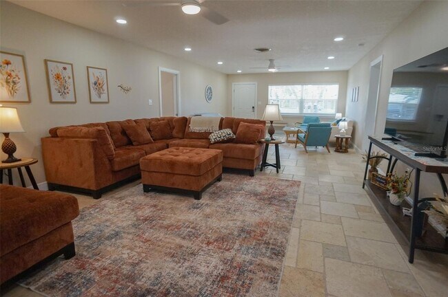 Building Photo - 929 Lantana Ave