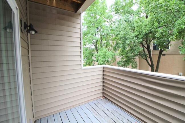 Building Photo - 1384 Bradley Dr