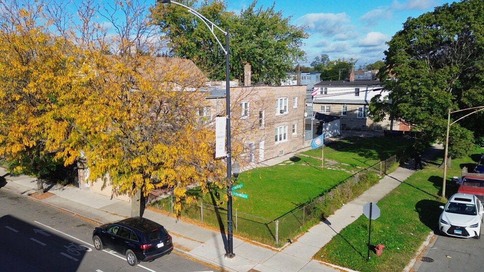 Building Photo - 5004 W Armitage Ave