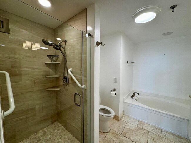 Building Photo - 11370 12 Oaks Way