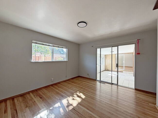 Building Photo - Nice single family home with gorgeous kitchen