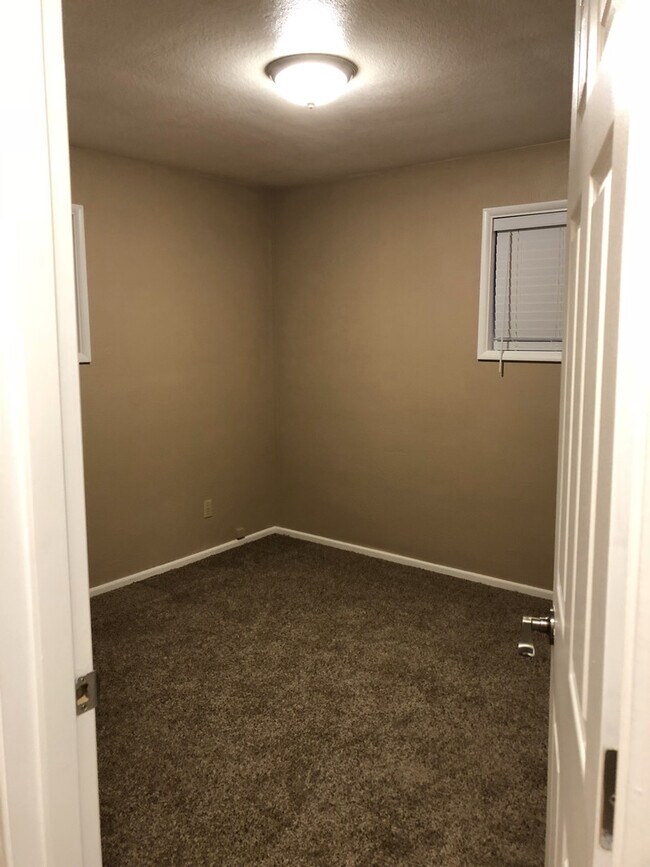 Building Photo - Nicely Remodeled 2 Bedroom 1 bath in NW Corvallis W/Storage Shed