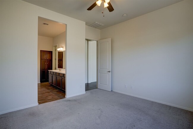 Building Photo - 3 bed 2 bath home for Rent in Quailwood!