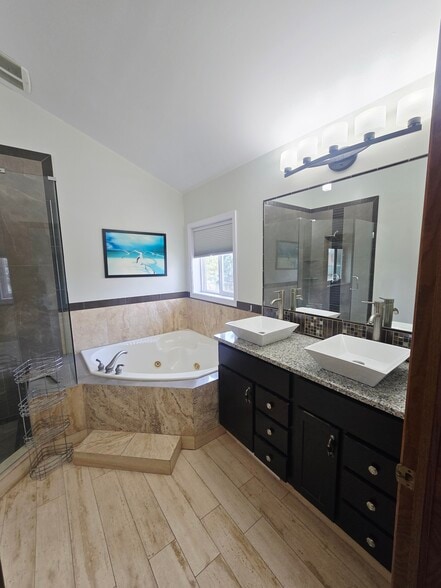 Building Photo - 8145 S White Oak Dr