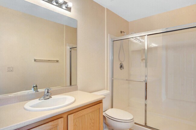 Building Photo - Beautiful top floor condo!
