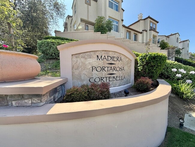 Building Photo - Two Bedroom Suite Townhome and Includes a Garage and Laundry!