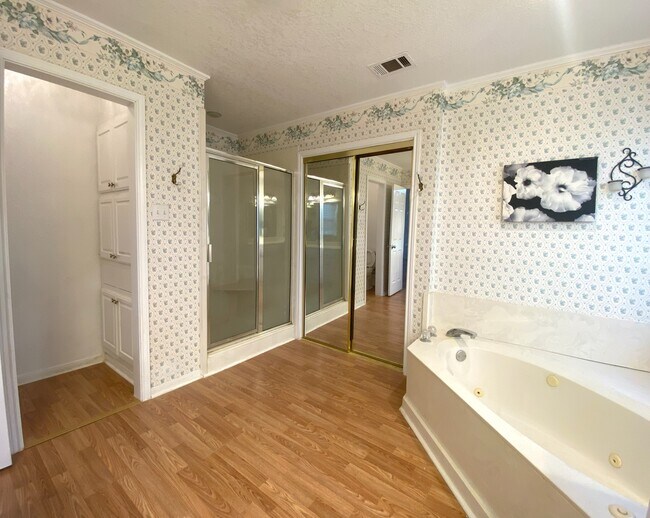 Building Photo - 1303 Falcon Trl