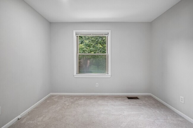 Building Photo - 5128 Cliffhaven Dr