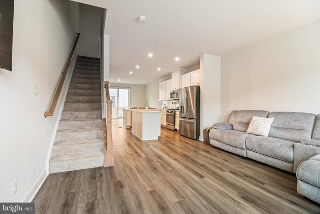 Building Photo - 646 Lakemont Dr