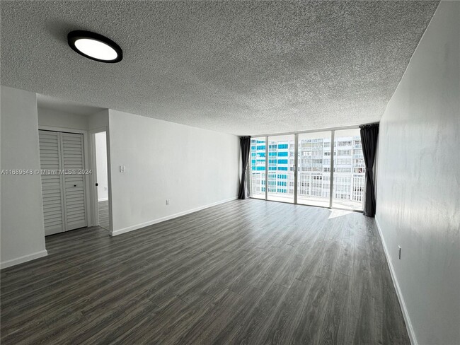 Building Photo - 18051 Biscayne Blvd