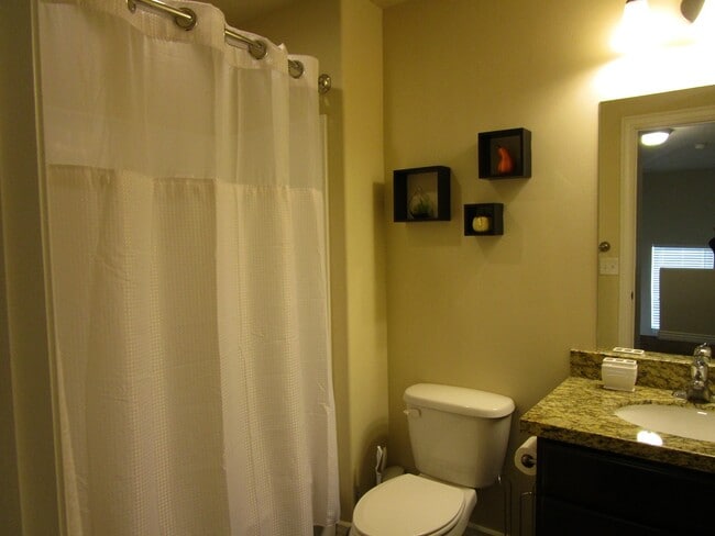 Building Photo - Beautiful 3 bed 2.5 bath Split Mountain Condo.