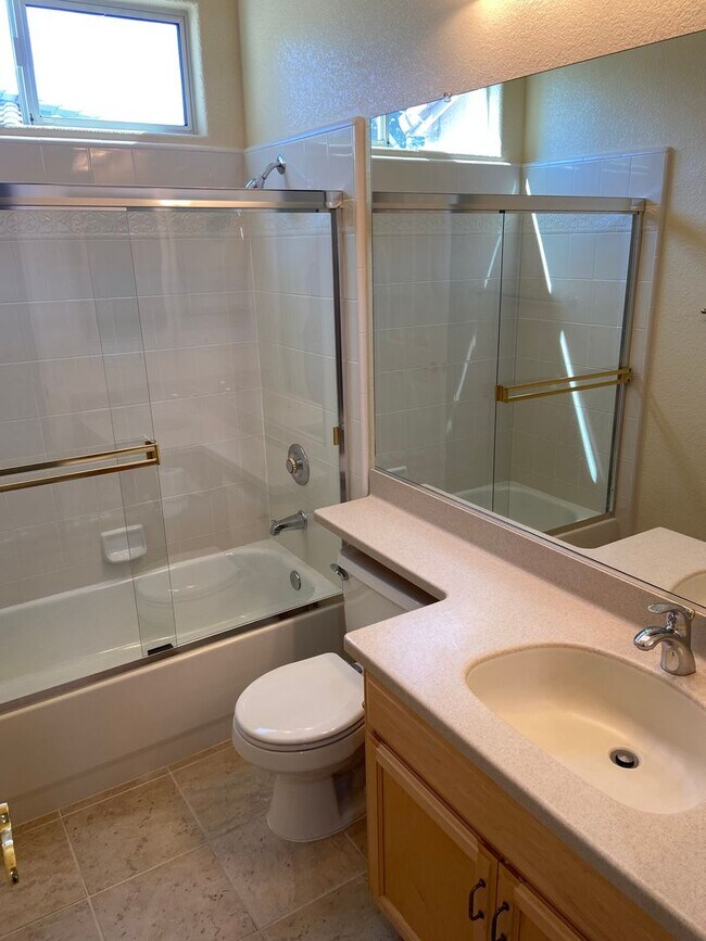 Building Photo - Broadstone Solar Home - 5 Bdrms, 4 Baths
