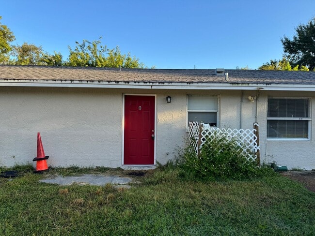 Building Photo - Spacious 3-Bedroom, 2-Bath Triplex – Clean...