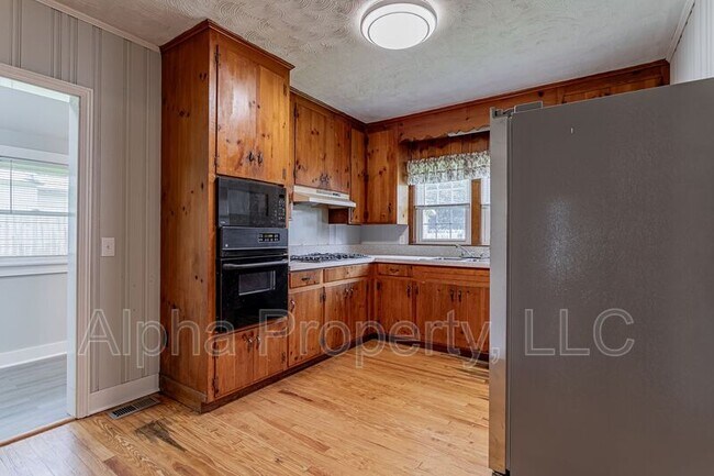 Building Photo - 654 Maywood St