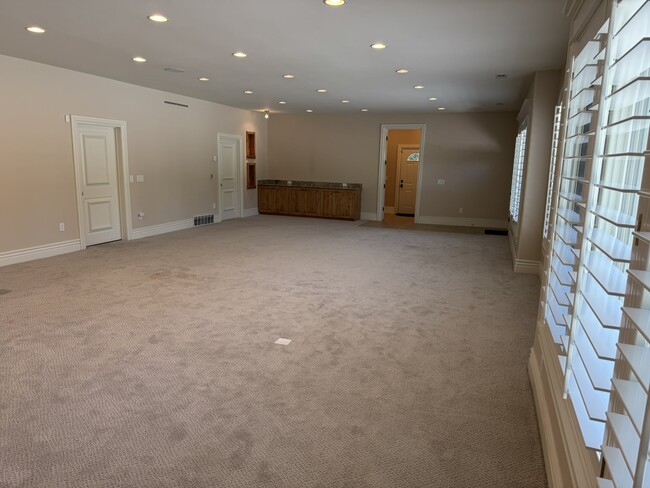 Building Photo - 4900 Marilyn Dr