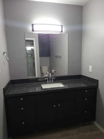 Building Photo - 2401 S Jackson Rd