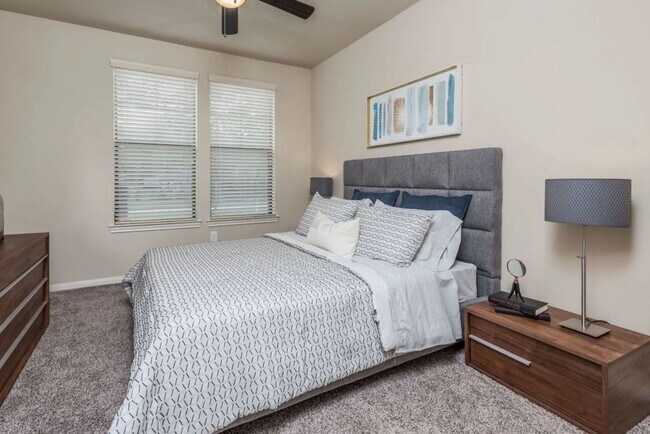 Building Photo - Make Your Move with $500 in Savings