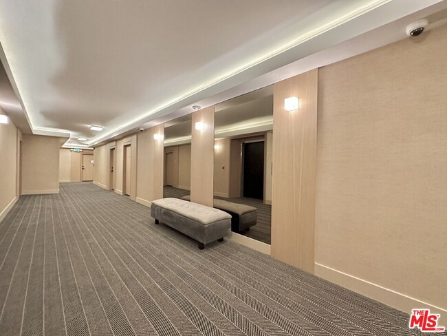 Building Photo - 999 N Doheny Dr