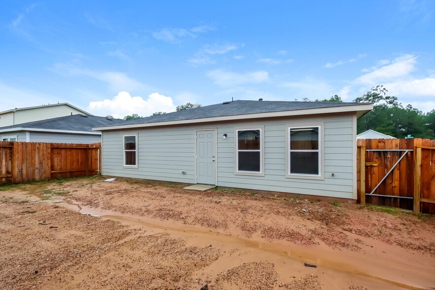 Building Photo - 15823 Del Norte Dr