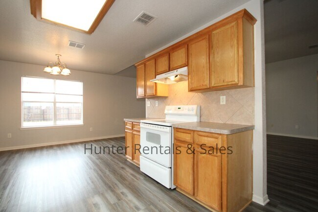 Building Photo - Conveniently Located!!!