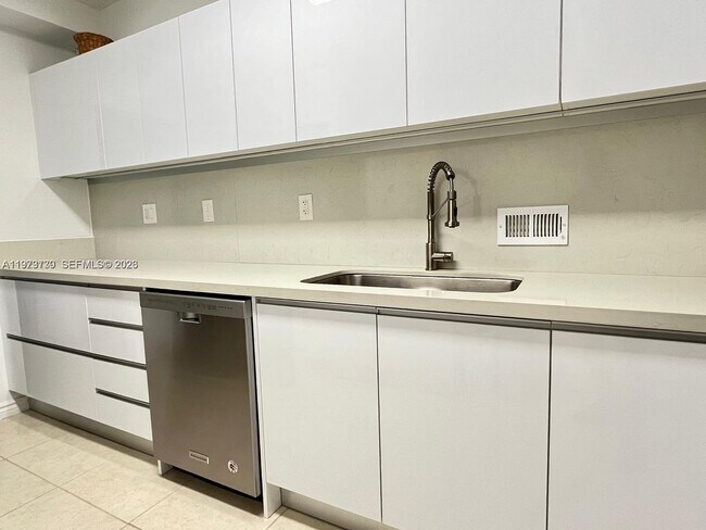 Building Photo - 10185 Collins Ave