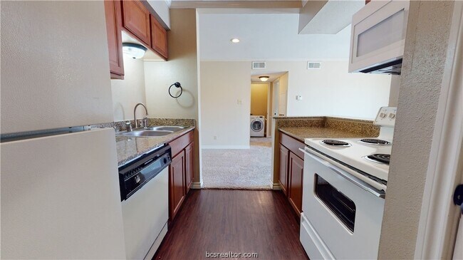 Building Photo - 904 University Oaks Blvd