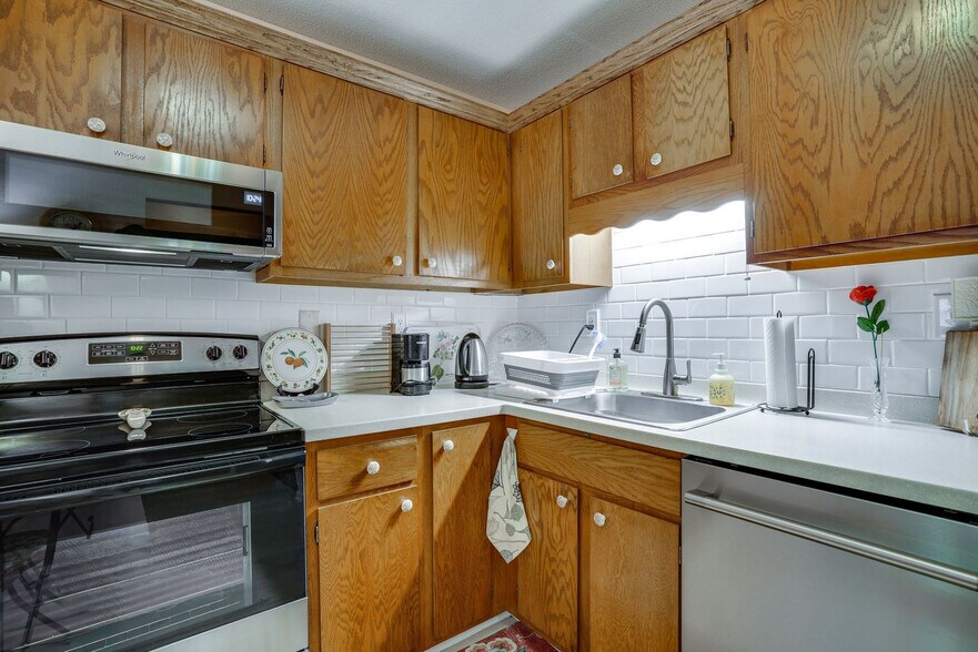 Building Photo - 4020 E 52nd St