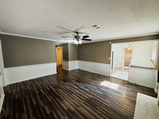 Building Photo - 709 Greenfield Dr