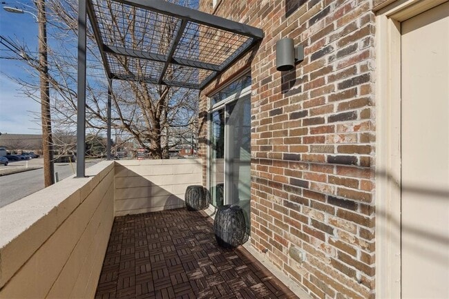 Building Photo - 1008 N Francis Ave