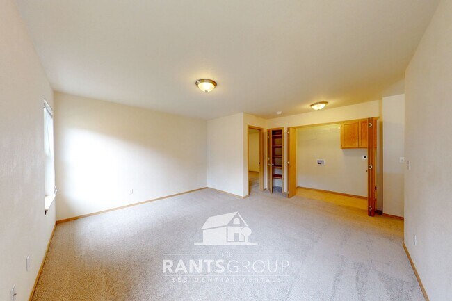Building Photo - Great Location!  Quiet Neighborhood!