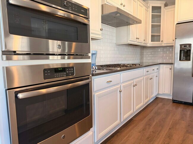 Building Photo - 6258 Cloverdale Dr