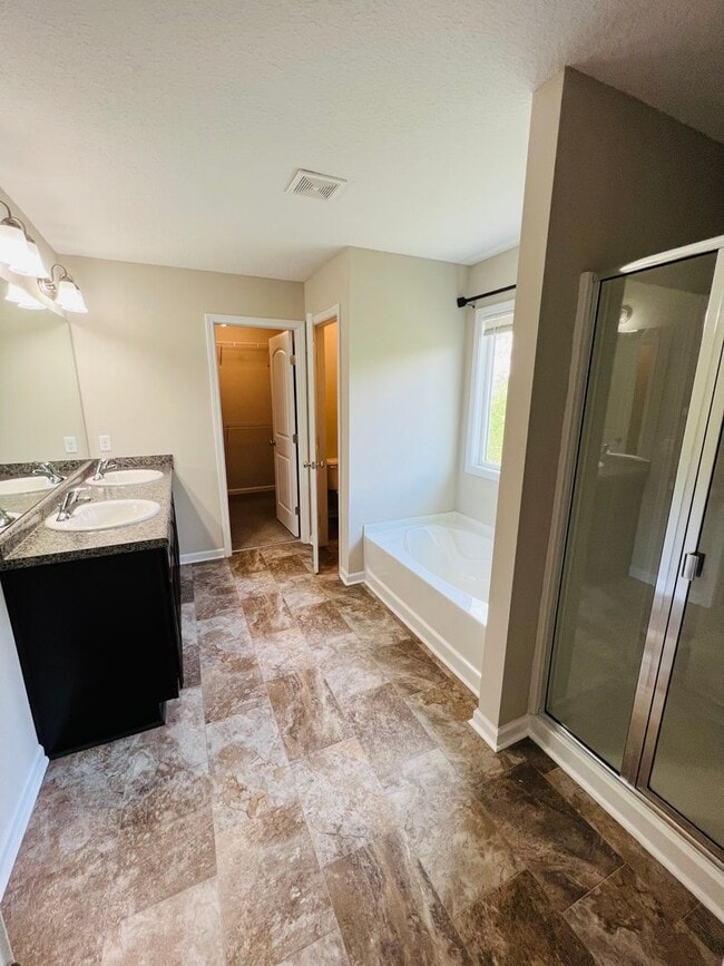 Building Photo - AVAILABLE NOW!