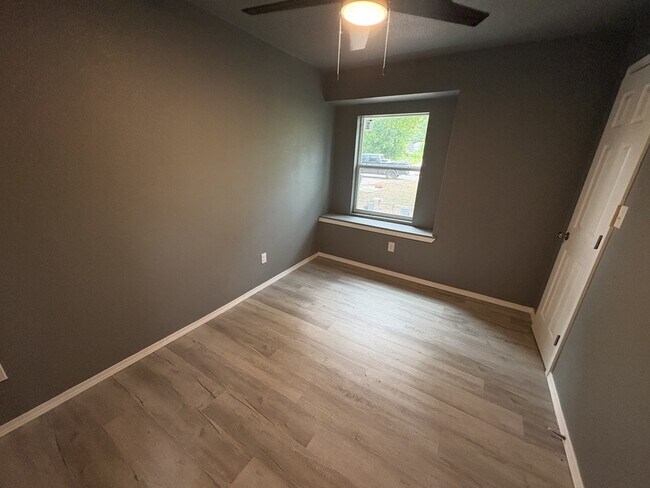 Building Photo - 5724 N Frankfort Ave