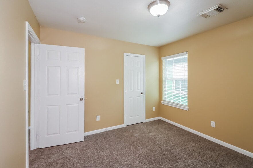 Building Photo - 4962 N Cancun Dr