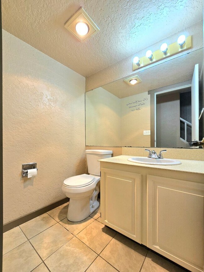 Building Photo - 2 Bedroom Home Available Now in Everett