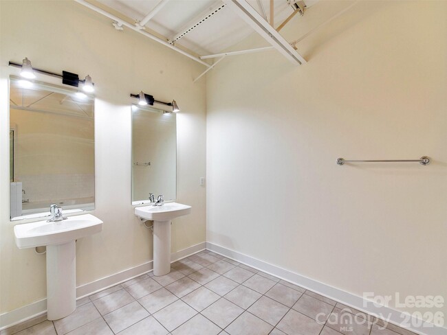 Building Photo - 927 Westmere Ave