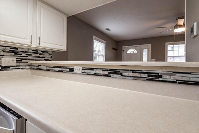 Building Photo - 3360 S Oaklawn Cir