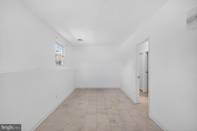 Building Photo - 13296 Hollinger Ave