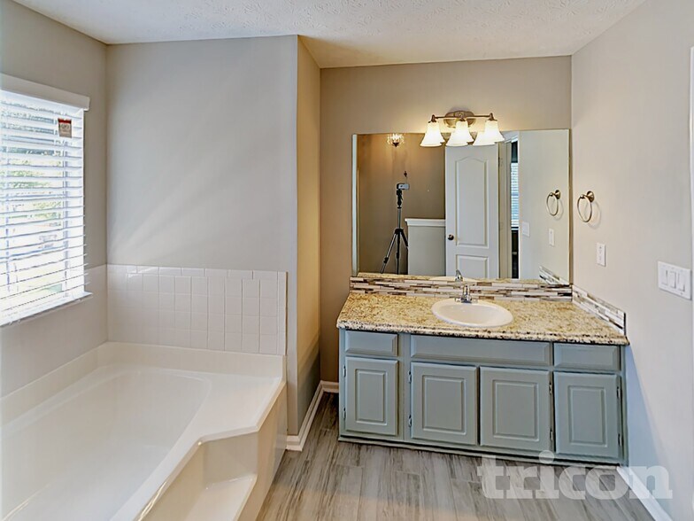 Building Photo - 12310 Riviera Dr
