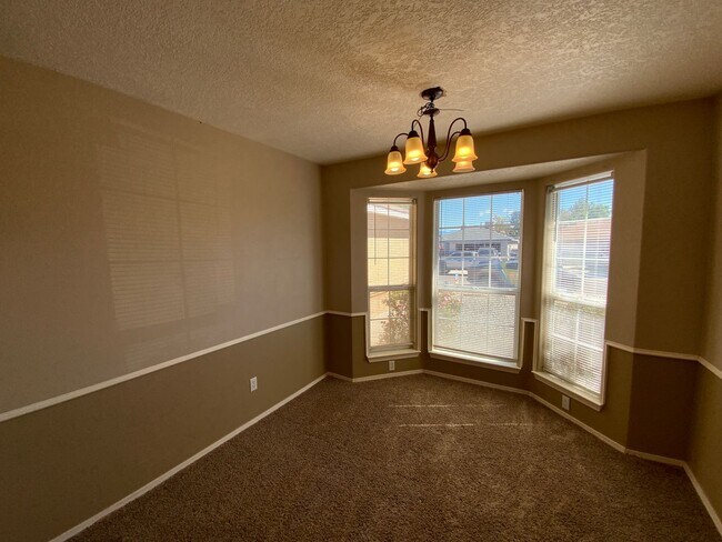 Building Photo - 3 Bedroom Single Story Home Near Unser Blv...